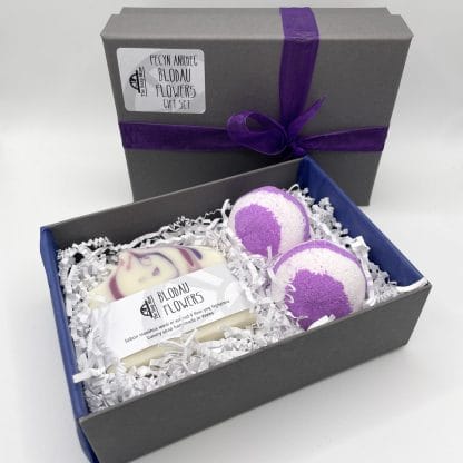 Blodau Gift Set comprising one soap and two bathbombs in a presentation box