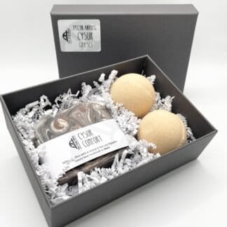 Cysur gift set containing one bar of soap and two bathbombs